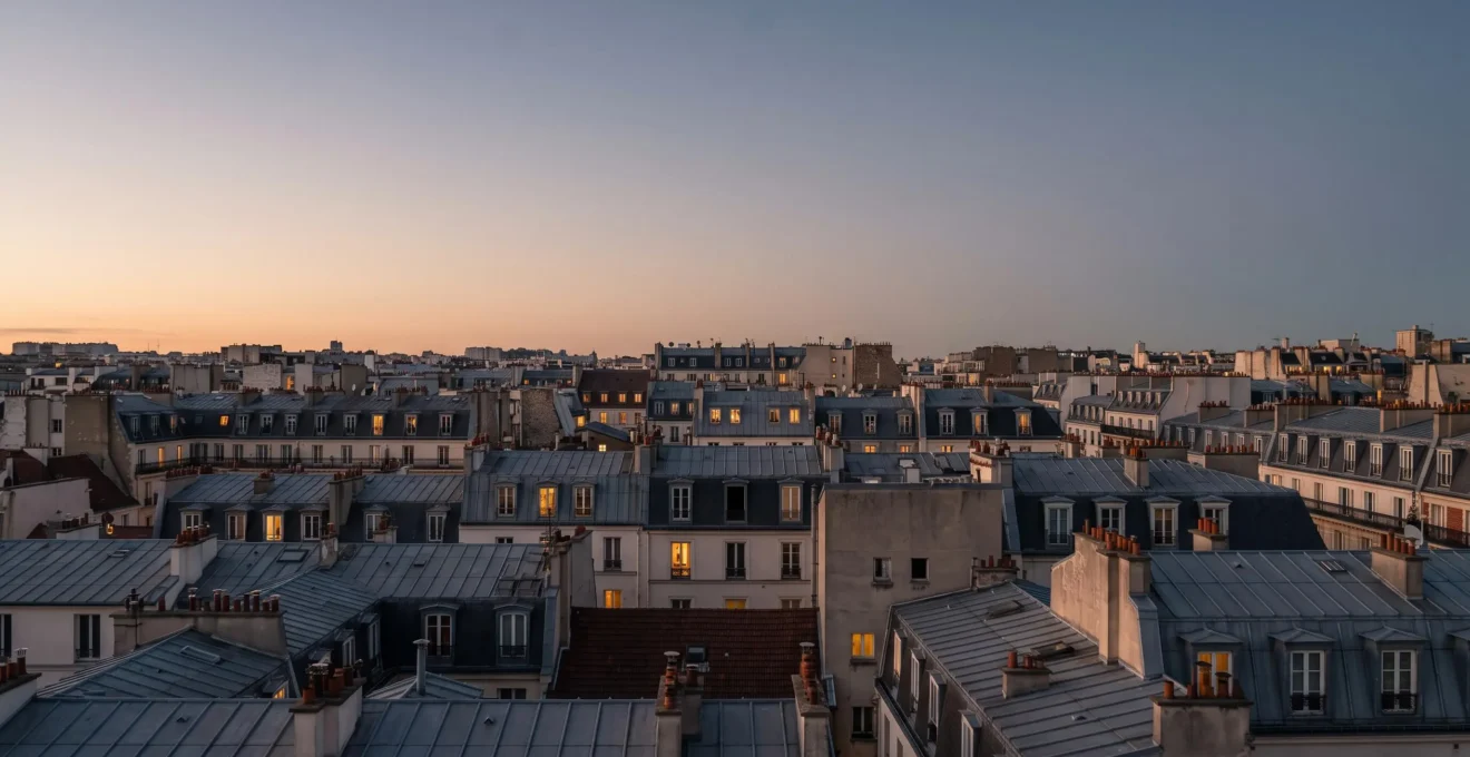 Vue aerienne d'un quartier urbain dense illustrant la rarete des logements disponibles en zone tendue